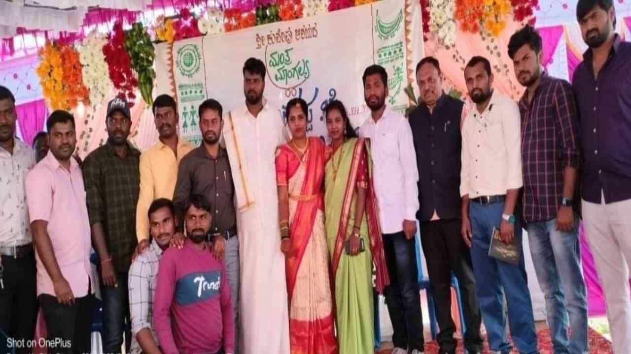 ಕೋಲಾರ: ಕುವೆಂಪುರವರ ಆಶಯದಂತೆ ಮಂತ್ರ ಮಾಂಗಲ್ಯ ವಿವಾಹವಾದ ಜೋಡಿ ಕೋಲಾರ: ಕುವೆಂಪುರವರ ಆಶಯದಂತೆ ಮಂತ್ರ ಮಾಂಗಲ್ಯ ವಿವಾಹವಾದ ಜೋಡಿ