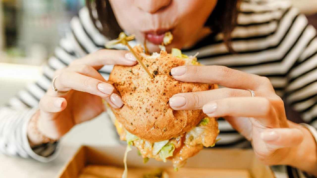 Pooping After Every Meal: ನಿತ್ಯ ಊಟ ಮಾಡಿದ ತಕ್ಷಣ ಟಾಯ್ಲೆಟ್ಗೆ ಹೋಗ್ತೀರಾ? ಈ ತೊಂದರೆ ನಿಮಗಿರಬಹುದು Pooping After Every Meal: ನಿತ್ಯ ಊಟ ಮಾಡಿದ ತಕ್ಷಣ ಟಾಯ್ಲೆಟ್ಗೆ ಹೋಗ್ತೀರಾ? ಈ ತೊಂದರೆ ನಿಮಗಿರಬಹುದು