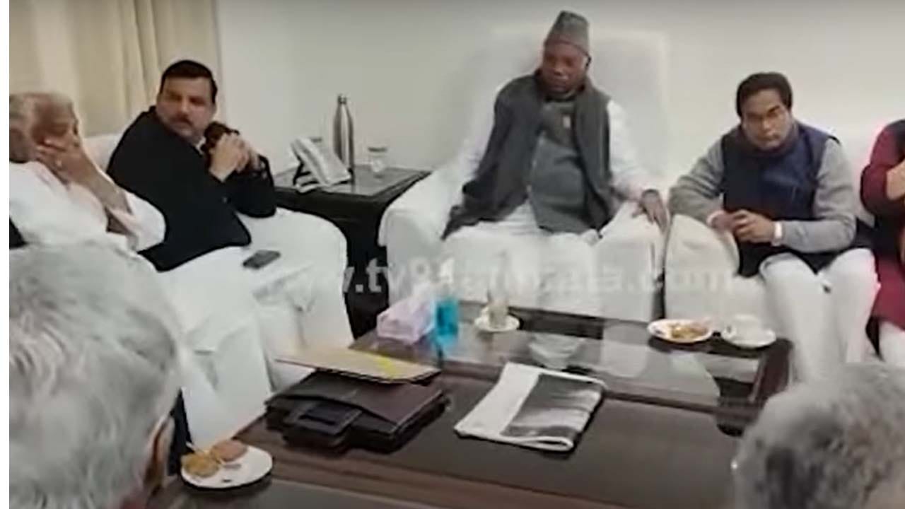 Adani Impact: ಮಲ್ಲಿಕಾರ್ಜುನ ಖರ್ಗೆ ನೇತೃತ್ವದಲ್ಲಿ ದೆಹಲಿಯಲ್ಲಿ ಮಹತ್ವದ ಸಭೆ ನಡೆಸಿದ ವಿರೋಧ ಪಕ್ಷಗಳ ನಾಯಕರು Adani Impact: ಮಲ್ಲಿಕಾರ್ಜುನ ಖರ್ಗೆ ನೇತೃತ್ವದಲ್ಲಿ ದೆಹಲಿಯಲ್ಲಿ ಮಹತ್ವದ ಸಭೆ ನಡೆಸಿದ ವಿರೋಧ ಪಕ್ಷಗಳ ನಾಯಕರು