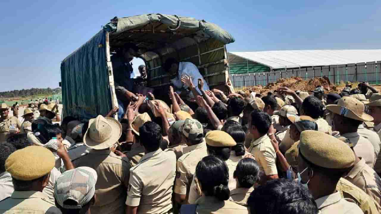 ತುಮಕೂರಿನಲ್ಲಿ ಮೋದಿ ಕಾರ್ಯಕ್ರಮ: ಕುಡಿಯಲು ನೀರು, ಊಟವಿಲ್ಲದೆ ಪರದಾಡಿದ ಪೊಲೀಸ್ ಸಿಬ್ಬಂದಿ