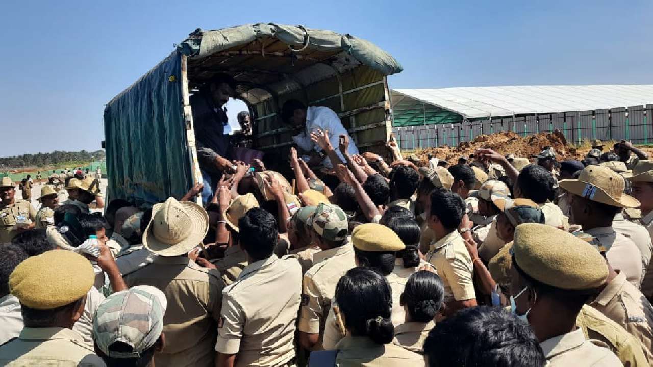 ತುಮಕೂರಿನಲ್ಲಿ ಮೋದಿ ಕಾರ್ಯಕ್ರಮ: ಕುಡಿಯಲು ನೀರು, ಊಟವಿಲ್ಲದೆ ಪರದಾಡಿದ ಪೊಲೀಸ್ ಸಿಬ್ಬಂದಿ