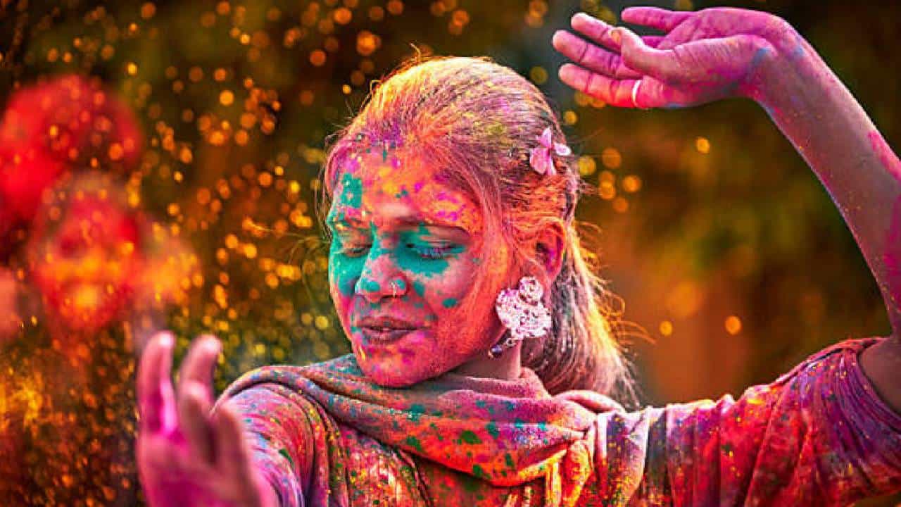 Holi 2023: ಹೋಳಿ ಹಬ್ಬ ಸಮೀಪಿಸುತ್ತಿದೆ, ಬಣ್ಣಗಳನ್ನು ಎರಚಿ ಆಡುವ ಮೊದಲು, ನಿಮ್ಮ ಆರೋಗ್ಯದ ಬಗ್ಗೆ ಎಚ್ಚರವಹಿಸಿ Holi 2023: ಹೋಳಿ ಹಬ್ಬ ಸಮೀಪಿಸುತ್ತಿದೆ, ಬಣ್ಣಗಳನ್ನು ಎರಚಿ ಆಡುವ ಮೊದಲು, ನಿಮ್ಮ ಆರೋಗ್ಯದ ಬಗ್ಗೆ ಎಚ್ಚರವಹಿಸಿ