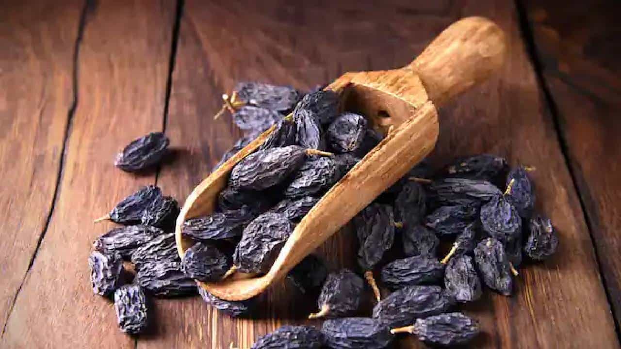 Munakka Benefits: ಕಪ್ಪು ಒಣ ದ್ರಾಕ್ಷಿಯ ಆರೋಗ್ಯ ಪ್ರಯೋಜನಗಳು ಇಲ್ಲಿವೆ Munakka Benefits: ಕಪ್ಪು ಒಣ ದ್ರಾಕ್ಷಿಯ ಆರೋಗ್ಯ ಪ್ರಯೋಜನಗಳು ಇಲ್ಲಿವೆ