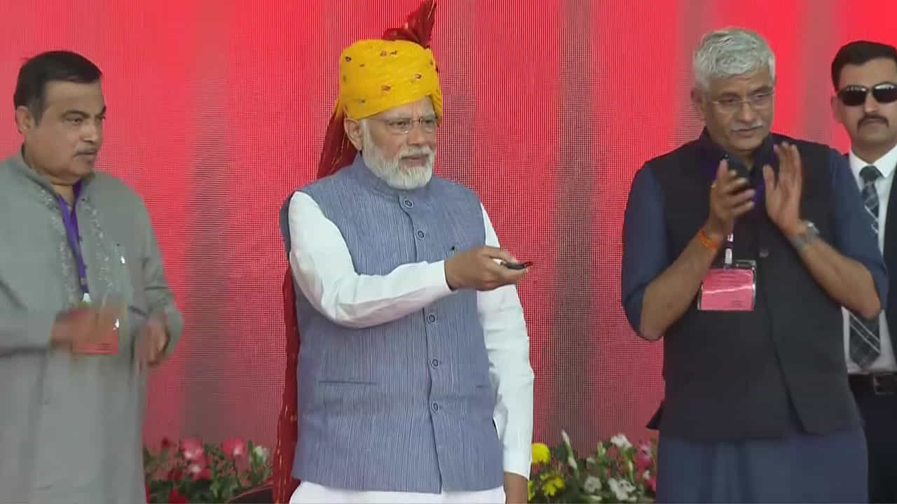 Delhi Mumbai Expressway: ರಾಜಸ್ಥಾನದ ದೌಸಾದಲ್ಲಿ ದೆಹಲಿ-ಮುಂಬೈ ಎಕ್ಸ್ಪ್ರೆಸ್ವೇಯ ಮೊದಲ ಹಂತಕ್ಕೆ ಮೋದಿ ಚಾಲನೆ Delhi Mumbai Expressway: ರಾಜಸ್ಥಾನದ ದೌಸಾದಲ್ಲಿ ದೆಹಲಿ-ಮುಂಬೈ ಎಕ್ಸ್ಪ್ರೆಸ್ವೇಯ ಮೊದಲ ಹಂತಕ್ಕೆ ಮೋದಿ ಚಾಲನೆ
