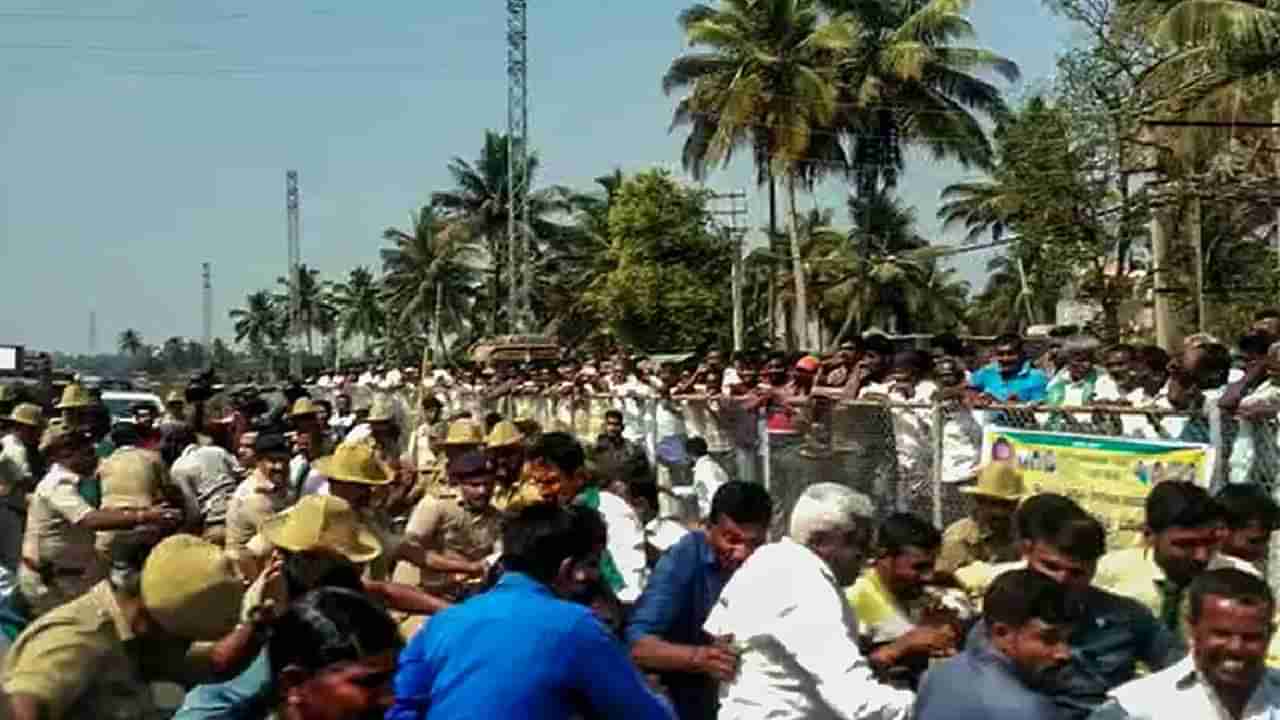 ಬೆಂಗಳೂರು-ಮೈಸೂರು ಹೆದ್ದಾರಿಯಲ್ಲಿ ಭಾರಿ ಪ್ರತಿಭಟನೆ: ಅಂಡರ್ ಪಾಸ್ ನಿರ್ಮಿಸುವಂತೆ ಒತ್ತಾಯ