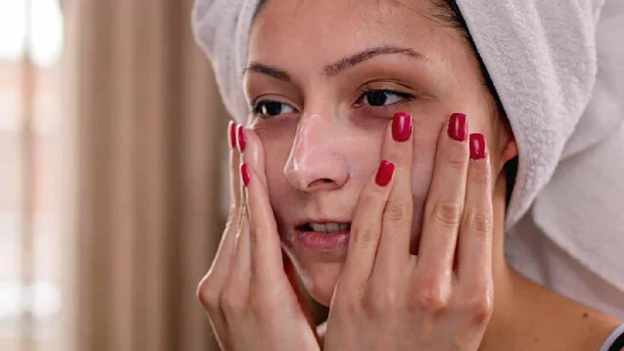 Tea Tree Oil for Skin: ಒಣ ಹಾಗೂ ಸೂಕ್ಷ್ಮ ತ್ವಚೆಯ ಆರೋಗ್ಯ ಕಾಪಾಡಲು ಈ ಕ್ರಮವನ್ನು ಅನುಸರಿಸಿ Tea Tree Oil for Skin: ಒಣ ಹಾಗೂ ಸೂಕ್ಷ್ಮ ತ್ವಚೆಯ ಆರೋಗ್ಯ ಕಾಪಾಡಲು ಈ ಕ್ರಮವನ್ನು ಅನುಸರಿಸಿ