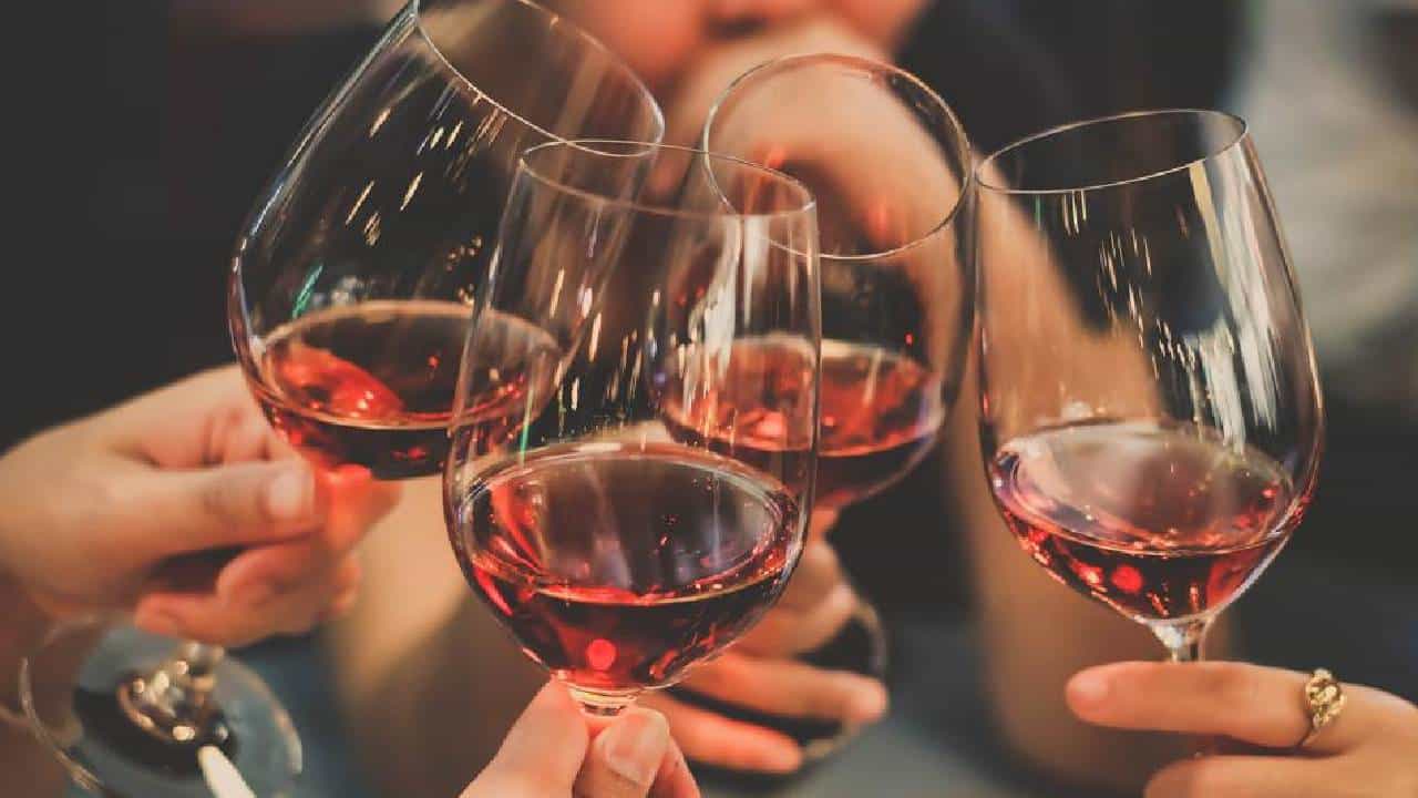 National Drink Wine Day: ಮನೆಯಲ್ಲಿ ಸುಲಭವಾಗಿ ಮಾಡುಬಹುದು ವೈನ್, ಇಲ್ಲಿದೆ ರೆಸಿಪಿ ಟಿಪ್ಸ್ National Drink Wine Day: ಮನೆಯಲ್ಲಿ ಸುಲಭವಾಗಿ ಮಾಡುಬಹುದು ವೈನ್, ಇಲ್ಲಿದೆ ರೆಸಿಪಿ ಟಿಪ್ಸ್