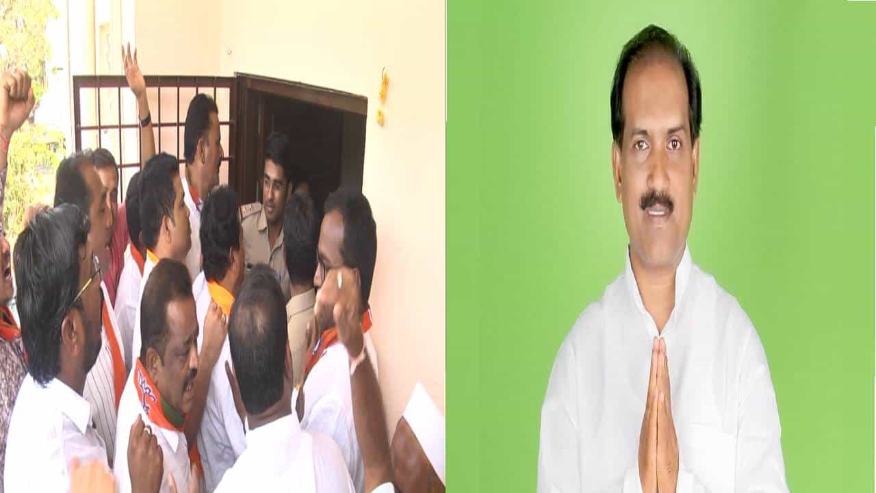 ಧಾರವಾಡ: ಮನೆಯಲ್ಲಿಯೇ ಫಲಾನುಭವಿಗಳಿಗೆ ಹಕ್ಕುಪತ್ರ ನೀಡಿದ ಶಾಸಕ: ಕಾಂಗ್ರೆಸ್ ಶಾಸಕನ ನಡೆಗೆ ಬಿಜೆಪಿ ಕಾರ್ಯಕರ್ತರ ಆಕ್ರೋಶ ಧಾರವಾಡ: ಮನೆಯಲ್ಲಿಯೇ ಫಲಾನುಭವಿಗಳಿಗೆ ಹಕ್ಕುಪತ್ರ ನೀಡಿದ ಶಾಸಕ: ಕಾಂಗ್ರೆಸ್ ಶಾಸಕನ ನಡೆಗೆ ಬಿಜೆಪಿ ಕಾರ್ಯಕರ್ತರ ಆಕ್ರೋಶ
