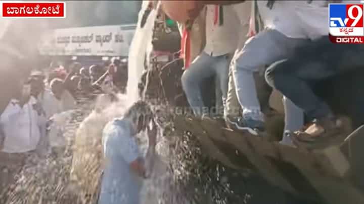 ಜಮಖಂಡಿ: ಊರಿಗೆ ಬಂದ ಕೈ ಶಾಸಕನಿಗೆ ನಡೆಯಿತು ಅಭಿಮಾನಿಗಳಿಂದ ಹಾಲಿನ ಅಭಿಷೇಕ ಜಮಖಂಡಿ: ಊರಿಗೆ ಬಂದ ಕೈ ಶಾಸಕನಿಗೆ ನಡೆಯಿತು ಅಭಿಮಾನಿಗಳಿಂದ ಹಾಲಿನ ಅಭಿಷೇಕ
