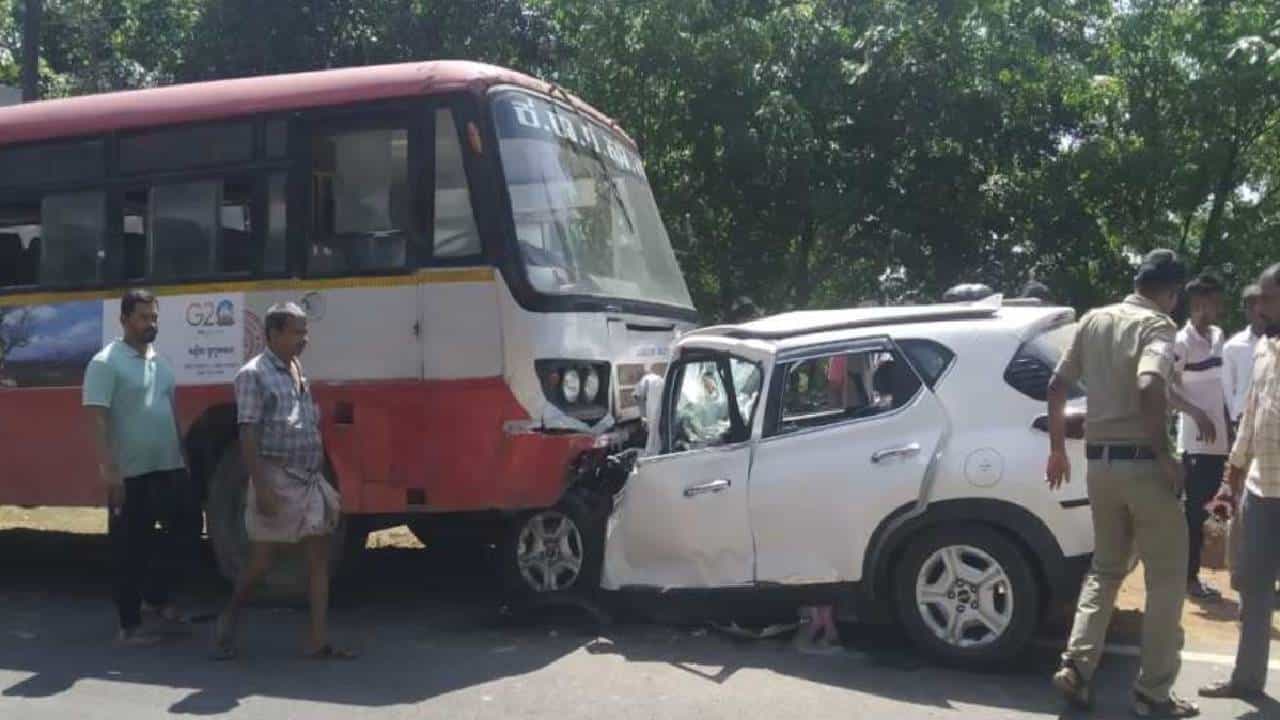 ಮಂಗಳೂರು: ಕೆಎಸ್ಆರ್ಟಿಸಿ ಬಸ್ ಹಾಗೂ ಕಾರು ನಡುವೆ ಮುಖಾಮುಖಿ ಡಿಕ್ಕಿ, ಕಾರಿನಲ್ಲಿದ್ದ ಬಾಲಕ ಸ್ಥಳದಲ್ಲೇ ಸಾವು ಮಂಗಳೂರು: ಕೆಎಸ್ಆರ್ಟಿಸಿ ಬಸ್ ಹಾಗೂ ಕಾರು ನಡುವೆ ಮುಖಾಮುಖಿ ಡಿಕ್ಕಿ, ಕಾರಿನಲ್ಲಿದ್ದ ಬಾಲಕ ಸ್ಥಳದಲ್ಲೇ ಸಾವು