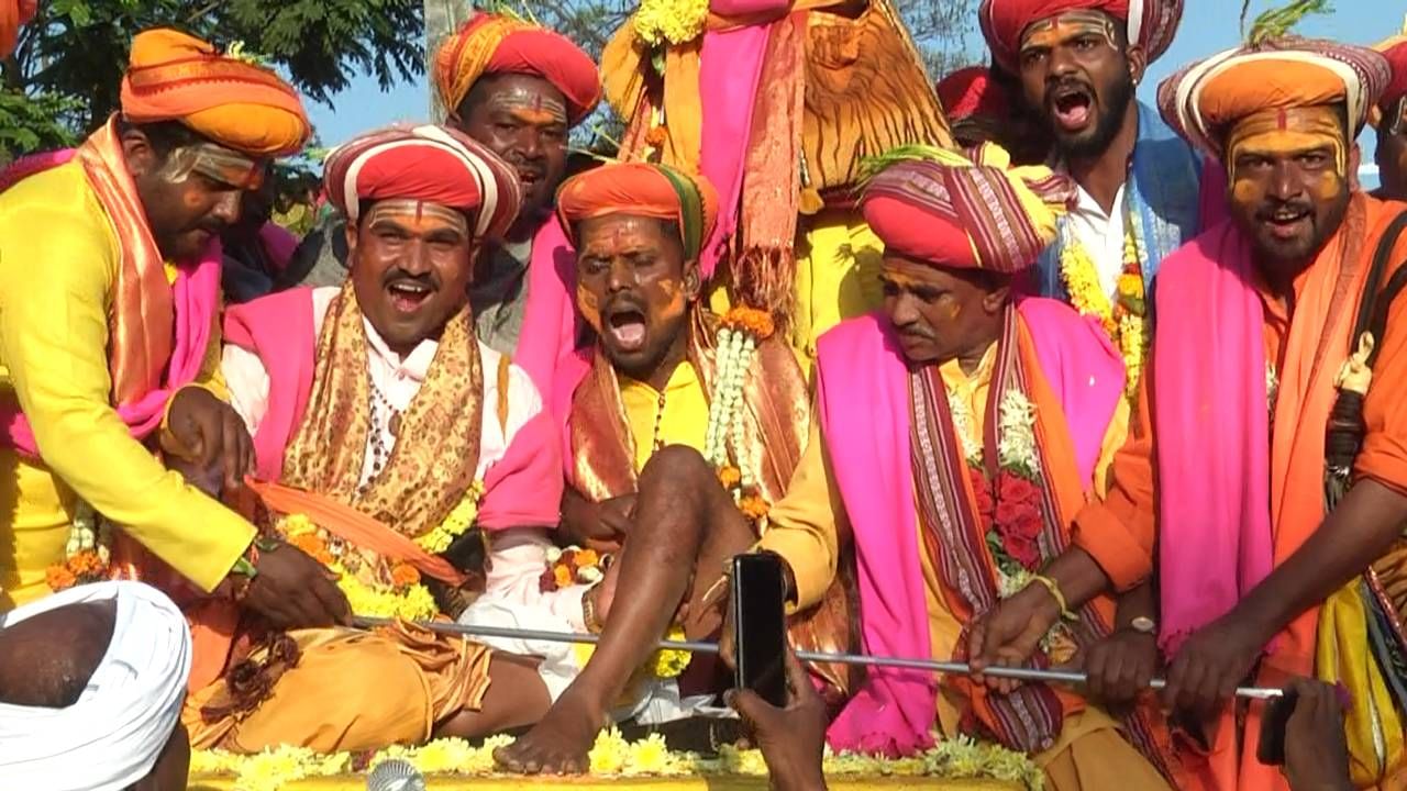 ಮೂರು ದಿನಗಳ ಈ ಜಾತ್ರೆಗೆ ತೆರೆ ಬಿಳುವುದು ಗೊರವಪ್ಪಗಳ ಪವಾಡದಿಂದ. ಇಲ್ಲಿ ಯಾವುದೇ ತಂತ್ರ ಮಂತ್ರಗಳಿಲ್ಲ. ಕಬ್ಬಿಣದ ಸರಪಳಿ ಹರಿದು ಹಾಕುವುದು. ಕಬ್ಬಿಣವನ್ನ ಕಾಲಿನಲ್ಲಿ ಹೋಲ್ ಮಾಡಿ ಒಂದು ಕಡೆಯಿಂದ ಮತ್ತೊಂದು ಕಡೆಗೆ ಪಾರು ಮಾಡುವುದು. ಇದನ್ನ ನೋಡಿದರೆ ಮೈ ಜುಮ್ ಎನ್ನುತ್ತದೆ.