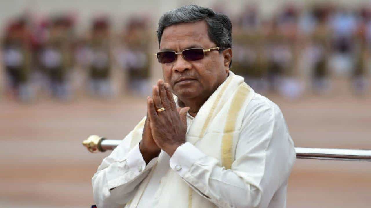 ಚಿಕ್ಕಮಗಳೂರು: ಸಿ.ಟಿ.ರವಿ ವಿರುದ್ಧ ಕಣಕ್ಕಿಳಿಯುವಂತೆ ಸಿದ್ದರಾಮಯ್ಯಗೆ ಆಹ್ವಾನ ನೀಡಿದ ಅಭಿಮಾನಿ ಚಿಕ್ಕಮಗಳೂರು: ಸಿ.ಟಿ.ರವಿ ವಿರುದ್ಧ ಕಣಕ್ಕಿಳಿಯುವಂತೆ ಸಿದ್ದರಾಮಯ್ಯಗೆ ಆಹ್ವಾನ ನೀಡಿದ ಅಭಿಮಾನಿ