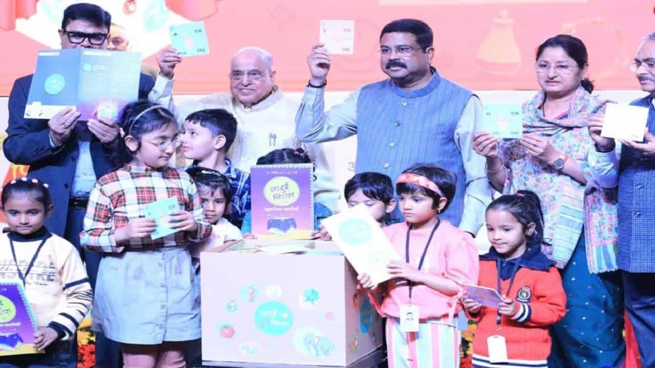 ಕೇಂದ್ರ ಶಿಕ್ಷಣ ಸಚಿವರಿಂದ ಆರಂಭಿಕ ಬಾಲ್ಯ ಶಿಕ್ಷಣಕ್ಕೆ ಬೋಧನಾ ಕಲಿಕಾ ಸಾಮಗ್ರಿ 'ಜಾದುಯಿ ಪಿತಾರಾ' ಬಿಡುಗಡೆ ಕೇಂದ್ರ ಶಿಕ್ಷಣ ಸಚಿವರಿಂದ ಆರಂಭಿಕ ಬಾಲ್ಯ ಶಿಕ್ಷಣಕ್ಕೆ ಬೋಧನಾ ಕಲಿಕಾ ಸಾಮಗ್ರಿ 'ಜಾದುಯಿ ಪಿತಾರಾ' ಬಿಡುಗಡೆ
