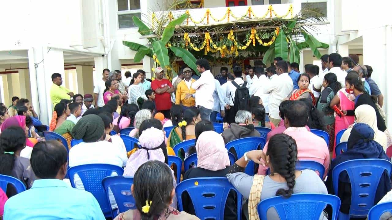 ದೇವನಹಳ್ಳಿ: ಲಕ್ಷ ಲಕ್ಷ ಹಣ ಕಟ್ಟಿದ್ರು ಸಮರ್ಪಕವಾಗಿ ಹಂಚಿಕೆಯಾಗದ ಪ್ಲಾಟ್; ನೂತನ ವಸತಿ ಗೃಹಗಳ ಬಳಿ ಫಲಾನುಭವಿಗಳಿಂದ ಪ್ರತಿಭಟನೆ ದೇವನಹಳ್ಳಿ: ಲಕ್ಷ ಲಕ್ಷ ಹಣ ಕಟ್ಟಿದ್ರು ಸಮರ್ಪಕವಾಗಿ ಹಂಚಿಕೆಯಾಗದ ಪ್ಲಾಟ್; ನೂತನ ವಸತಿ ಗೃಹಗಳ ಬಳಿ ಫಲಾನುಭವಿಗಳಿಂದ ಪ್ರತಿಭಟನೆ