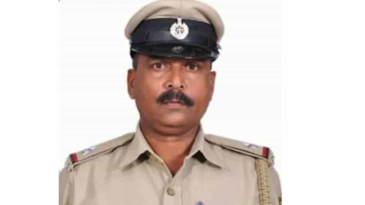 ಗಲಾಟೆ ಪ್ರಕರಣವೊಂದರ ಮಾಹಿತಿ ಕಲೆಹಾಕಿ ಮಗಳ ಮನೆಗೆ ಹೊರಟಿದ್ದ ಎಎಸ್ಐ ಮಾರ್ಗ ಮಧ್ಯ ದುರಂತ ಅಂತ್ಯ ಗಲಾಟೆ ಪ್ರಕರಣವೊಂದರ ಮಾಹಿತಿ ಕಲೆಹಾಕಿ ಮಗಳ ಮನೆಗೆ ಹೊರಟಿದ್ದ ಎಎಸ್ಐ ಮಾರ್ಗ ಮಧ್ಯ ದುರಂತ ಅಂತ್ಯ