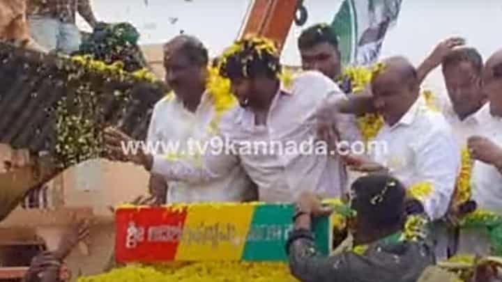 ಮೈಸೂರಿನ ಬನ್ನೂರಲ್ಲಿ ನಿಖಿಲ್ ಕುಮಾರಸ್ವಾಮಿ ರೋಡ್ ಶೋ, ಅಭಿಮಾನಿಗಳಿಂದ ಪುಷ್ಪಾರ್ಚನೆ, ಸೇಬುಹಣ್ಣುಗಳ ಹಾರ ಮೈಸೂರಿನ ಬನ್ನೂರಲ್ಲಿ ನಿಖಿಲ್ ಕುಮಾರಸ್ವಾಮಿ ರೋಡ್ ಶೋ, ಅಭಿಮಾನಿಗಳಿಂದ ಪುಷ್ಪಾರ್ಚನೆ, ಸೇಬುಹಣ್ಣುಗಳ ಹಾರ