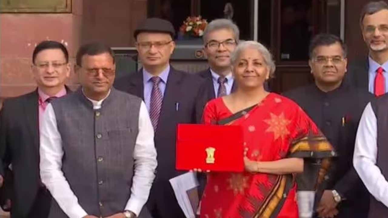 Budget 2023: ಕರ್ನಾಟಕದಿಂದ ರಾಜ್ಯಸಭೆಗೆ ಆಯ್ಕೆಯಾಗಿರುವ ನಿರ್ಮಲಾ ಸೀತಾರಾಮನ್ ಬಜೆಟ್ 2023 ಮಂಡಿಸುವಾಗ ಉಟ್ಟಿದ್ದು ಕರ್ನಾಟಕದ ಸೀರೆ! Budget 2023: ಕರ್ನಾಟಕದಿಂದ ರಾಜ್ಯಸಭೆಗೆ ಆಯ್ಕೆಯಾಗಿರುವ ನಿರ್ಮಲಾ ಸೀತಾರಾಮನ್ ಬಜೆಟ್ 2023 ಮಂಡಿಸುವಾಗ ಉಟ್ಟಿದ್ದು ಕರ್ನಾಟಕದ ಸೀರೆ!