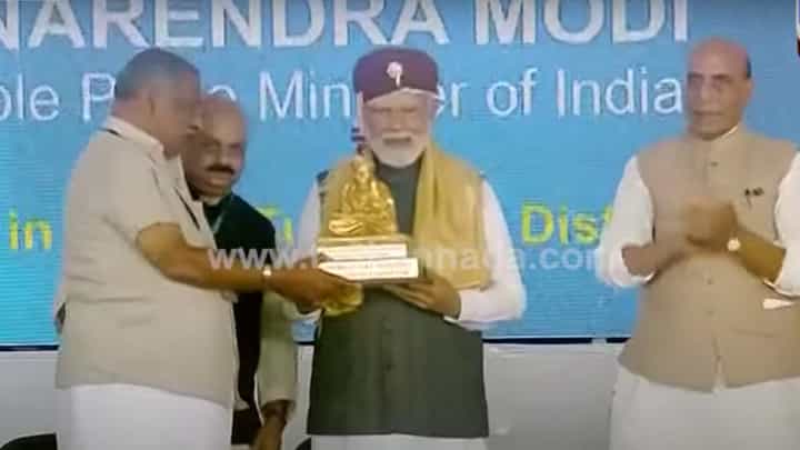PM Narendra Modi Karnataka Visit: ಲಿಂಗೈಕ್ಯ ಸಿದ್ದಗಂಗಾ ಶ್ರೀ ಶಿವಕುಮಾರ ಸ್ವಾಮೀಜಿಗಳ ಪುತ್ಥಳಿ ನೀಡಿ ಪ್ರಧಾನಿಗಳಿಗೆ ಸತ್ಕಾರ PM Narendra Modi Karnataka Visit: ಲಿಂಗೈಕ್ಯ ಸಿದ್ದಗಂಗಾ ಶ್ರೀ ಶಿವಕುಮಾರ ಸ್ವಾಮೀಜಿಗಳ ಪುತ್ಥಳಿ ನೀಡಿ ಪ್ರಧಾನಿಗಳಿಗೆ ಸತ್ಕಾರ