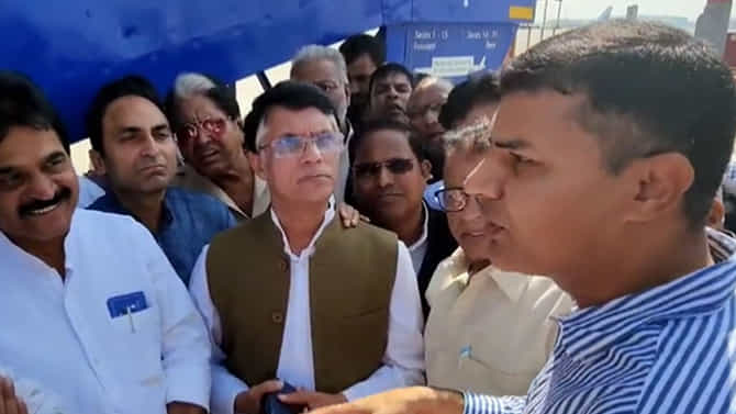 ಕಾಂಗ್ರೆಸ್ ಹಿರಿಯ ನಾಯಕ ಪವನ್ ಖೇರಾರನ್ನು ಇಂಡಿಗೊ ವಿಮಾನದಿಂದ ಇಳಿಸಿದ ಪೊಲೀಸ್