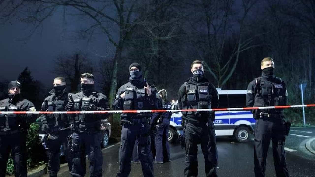 Germany: ಮಕ್ಕಳಿಗೆ ಡಿಕ್ಕಿ ಹೊಡೆದು ನೂರಾರು ಮೀಟರ್ ಎಳೆದೊಯ್ದ ರೈಲು, ಓರ್ವ ಸಾವು Germany: ಮಕ್ಕಳಿಗೆ ಡಿಕ್ಕಿ ಹೊಡೆದು ನೂರಾರು ಮೀಟರ್ ಎಳೆದೊಯ್ದ ರೈಲು, ಓರ್ವ ಸಾವು