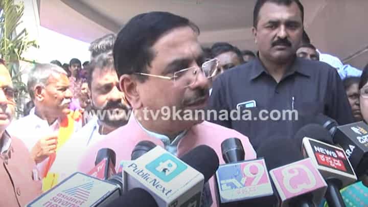 Dharwad; ಎಸ್ ಯಡಿಯೂರಪ್ಪನವರು ನೇಪಥ್ಯಕ್ಕೆ ಸರಿಯುವ ಪ್ರಶ್ನೆಯೇ ಉದ್ಭವಿಸುವುದಿಲ್ಲ: ಪ್ರಲ್ಹಾದ್ ಜೋಶಿ, ಕೇಂದ್ರ ಸಚಿವ Dharwad; ಎಸ್ ಯಡಿಯೂರಪ್ಪನವರು ನೇಪಥ್ಯಕ್ಕೆ ಸರಿಯುವ ಪ್ರಶ್ನೆಯೇ ಉದ್ಭವಿಸುವುದಿಲ್ಲ: ಪ್ರಲ್ಹಾದ್ ಜೋಶಿ, ಕೇಂದ್ರ ಸಚಿವ