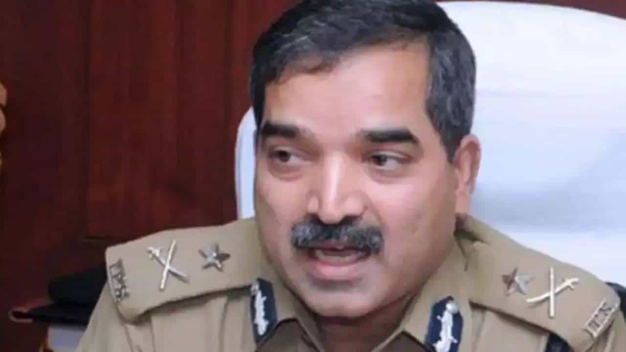 ಮಾನ್ಯತಾ ಟೆಕ್ ಪಾರ್ಕ್ ಬಳಿ ನಡುರಾತ್ರಿ ದಂಪತಿಯನ್ನು ಬೆದರಿಸಿದ್ದ ಪೊಲೀಸರು: ಸಂಪಿಗೆಹಳ್ಳಿ ಠಾಣೆಯ ಇಬ್ಬರು ಹೊಯ್ಸಳ ಸಿಬ್ಬಂದಿ ಸೇವೆಯಿಂದ ವಜಾ ಮಾನ್ಯತಾ ಟೆಕ್ ಪಾರ್ಕ್ ಬಳಿ ನಡುರಾತ್ರಿ ದಂಪತಿಯನ್ನು ಬೆದರಿಸಿದ್ದ ಪೊಲೀಸರು: ಸಂಪಿಗೆಹಳ್ಳಿ ಠಾಣೆಯ ಇಬ್ಬರು ಹೊಯ್ಸಳ ಸಿಬ್ಬಂದಿ ಸೇವೆಯಿಂದ ವಜಾ