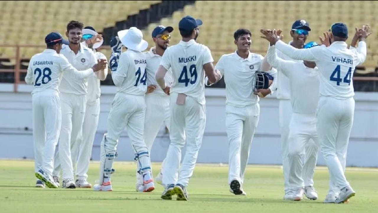 ಈ ಏಕೈಕ ಟೆಸ್ಟ್ ಪಂದ್ಯಕ್ಕಾಗಿ ದೇಶೀಯ ಕ್ರಿಕೆಟ್​ನಲ್ಲಿ ಅತ್ಯುತ್ತಮ ಪ್ರದರ್ಶನ ನೀಡಿದ ಆಟಗಾರರನ್ನು ಒಳಗೊಂಡ ಶೇಷ ಭಾರತ ತಂಡವನ್ನು ಆಯ್ಕೆ ಮಾಡಲಾಗಿದೆ.