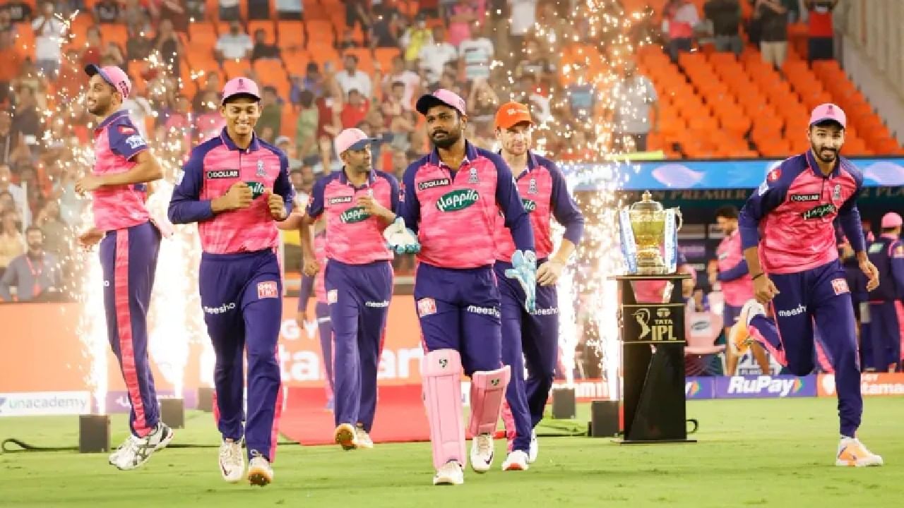 IPL 2022 ರ ಮೆಗಾ ಹರಾಜಿನಲ್ಲಿ ರಾಜಸ್ಥಾನ್ ರಾಯಲ್ಸ್ ಫ್ರಾಂಚೈಸಿ ಪ್ರಸಿದ್ಧ್ ಕೃಷ್ಣ ಅವರನ್ನು ಬರೋಬ್ಬರಿ 10 ಕೋಟಿ ರೂ. ನೀಡಿ ಖರೀದಿಸಿತ್ತು. ಅಲ್ಲದೆ ಕಳೆದ ಸೀಸನ್​ನಲ್ಲಿ 17 ಪಂದ್ಯಗಳಲ್ಲಿ ಕಣಕ್ಕಿಳಿದಿದ್ದ ಕೃಷ್ಣ 19 ವಿಕೆಟ್ ಪಡೆಯುವ ಮೂಲಕ ರಾಜಸ್ಥಾನ್ ರಾಯಲ್ಸ್ ಫೈನಲ್​ಗೆ ಪ್ರವೇಶಿಸುವಲ್ಲಿ ಪ್ರಮುಖ ಪಾತ್ರವಹಿಸಿದ್ದರು.