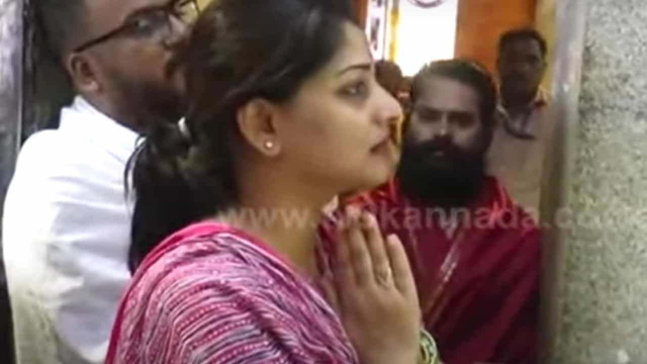 Rachita Ram: ಮಂತ್ರಾಲಯಕ್ಕೆ ಭೇಟಿ ನೀಡಿದ ರಚಿತಾ ರಾಮ್ Rachita Ram: ಮಂತ್ರಾಲಯಕ್ಕೆ ಭೇಟಿ ನೀಡಿದ ರಚಿತಾ ರಾಮ್