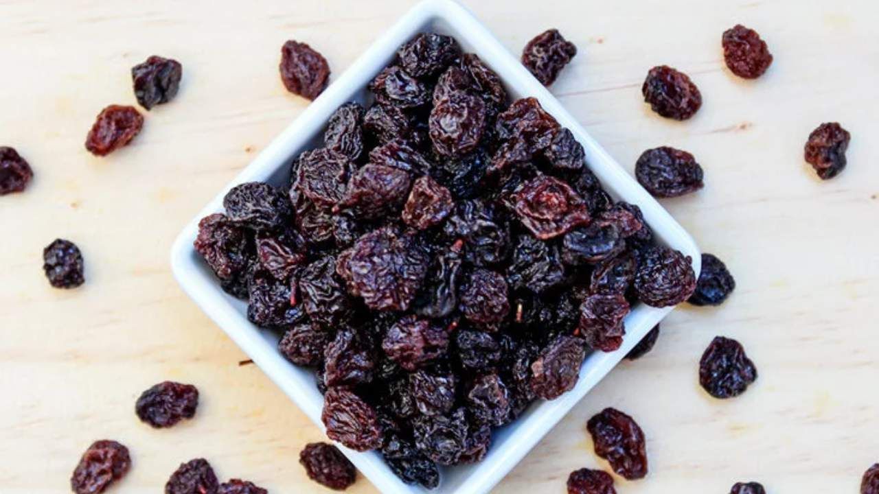 ತೂಕ: ಒಣದ್ರಾಕ್ಷಿ ಕರಗುವ ಫೈಬರ್ ಅಂಶವನ್ನು ಹೊಂದಿದ್ದು, ಅತಿಯಾಗಿ ತಿನ್ನುವುದನ್ನು ತಡೆಯುತ್ತದೆ. ಒಣದ್ರಾಕ್ಷಿಯಲ್ಲಿ
ಕೊಬ್ಬನ್ನು ಸುಡುವ ಅಂಶವಿದ್ದು, ಇದು ತೂಕ ಕಳೆದುಕೊಳ್ಳಲು ಸಹಾಯ ಮಾಡುತ್ತದೆ.