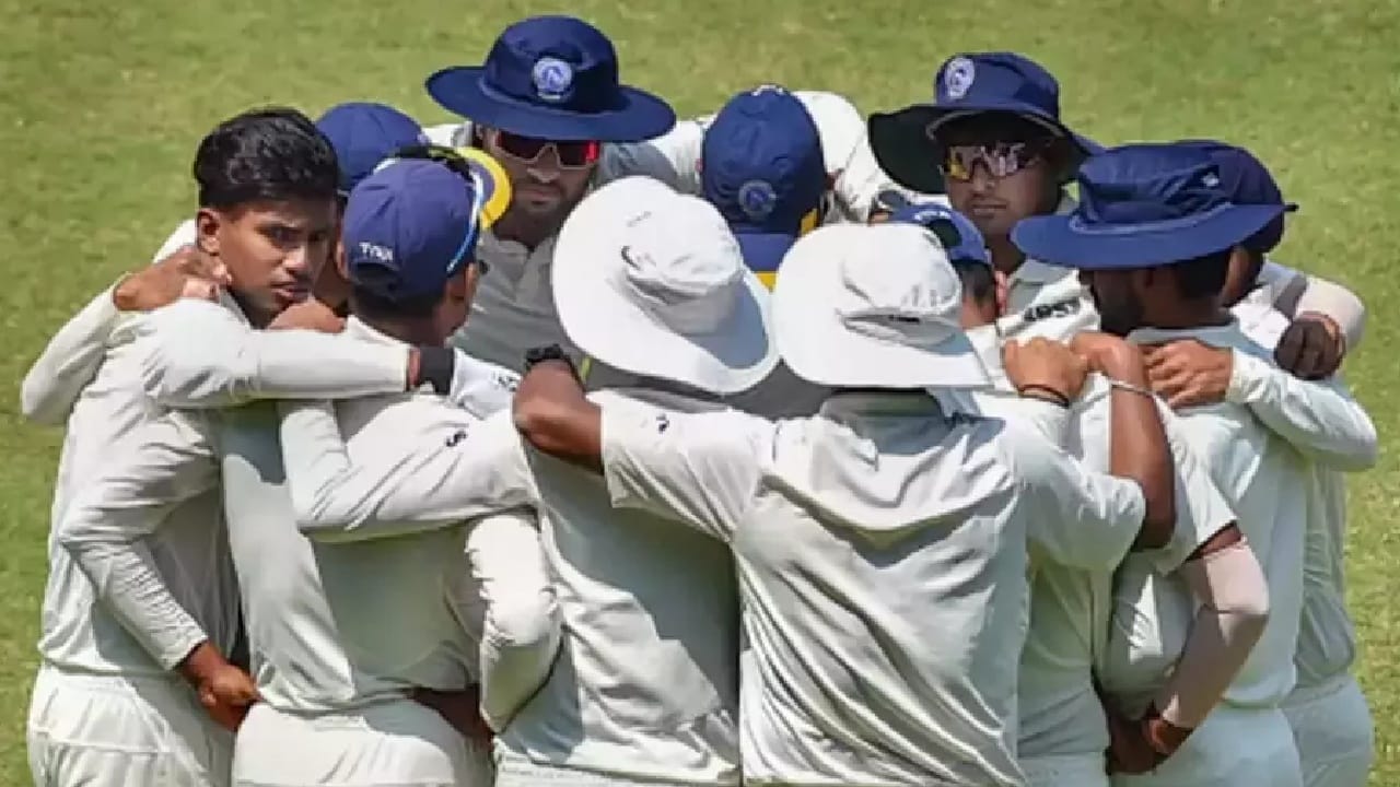 ಶೇಷ ಭಾರತ ತಂಡ : ಮಯಾಂಕ್ ಅಗರ್ವಾಲ್ (ನಾಯಕ), ಸುದೀಪ್ ಕುಮಾರ್ ಘರಾಮಿ, ಯಶಸ್ವಿ ಜೈಸ್ವಾಲ್, ಅಭಿಮನ್ಯು ಈಶ್ವರನ್, ಹಾರ್ವಿಕ್ ದೇಸಾಯಿ, ಮುಖೇಶ್ ಕುಮಾರ್, ಅತಿತ್ ಶೇತ್, ಚೇತನ್ ಸಕರಿಯಾ, ನವದೀಪ್ ಸೈನಿ, ಉಪೇಂದ್ರ ಯಾದವ್ (ವಿಕೆಟ್ ಕೀಪರ್), ಮಯಾಂಕ್ ಮಾರ್ಕಾಂಡೆ, ಸೌರಭ್ ಕುಮಾರ್, ಆಕಾಶ್ ದೀಪ್ ಕುಮಾರ್ , ಬಿ ಇಂದ್ರಜಿತ್, ಪುಲ್ಕಿತ್ ನಾರಂಗ್, ಯಶ್ ಧುಲ್.