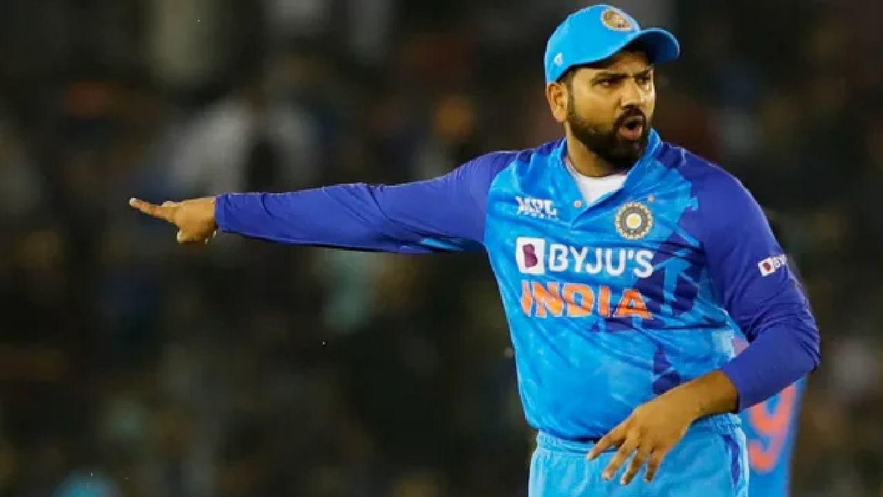 ಸಂವಾದವೊಂದರಲ್ಲಿ ಮಾತನಾಡಿದ ಕಪಿಲ್ ದೇವ್, ರೋಹಿತ್ ಶರ್ಮಾ ಅವರನ್ನು ಟಿವಿಯಲ್ಲಿ ನೋಡಿದಾಗ ತೂಕ ಹೆಚ್ಚಿದ್ದಾರೆ ಎಂದೆನಿಸುತ್ತದೆ. ಹೀಗಾಗಿ ಅವರು ಫಿಟ್ನೆಸ್ನಲ್ಲಿ ಕಠಿಣ ಪರಿಶ್ರಮ ಹಾಕಬೇಕೆಂದು ಕಪಿಲ್ ದೇವ್ ತಿಳಿಸಿದ್ದಾರೆ.