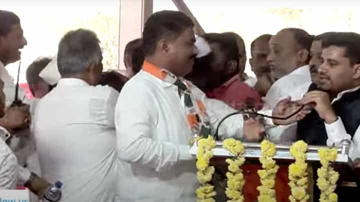 Prajadhvani Yatre: ಭದ್ರಾವತಿಯಲ್ಲಿ ಡಿಕೆ ಶಿವಕುಮಾರ್ ಸಮ್ಮುಖದಲ್ಲೇ ಕಾಂಗ್ರೆಸ್ ಕಾರ್ಯಕರ್ತರ ಗಲಾಟೆ Prajadhvani Yatre: ಭದ್ರಾವತಿಯಲ್ಲಿ ಡಿಕೆ ಶಿವಕುಮಾರ್ ಸಮ್ಮುಖದಲ್ಲೇ ಕಾಂಗ್ರೆಸ್ ಕಾರ್ಯಕರ್ತರ ಗಲಾಟೆ