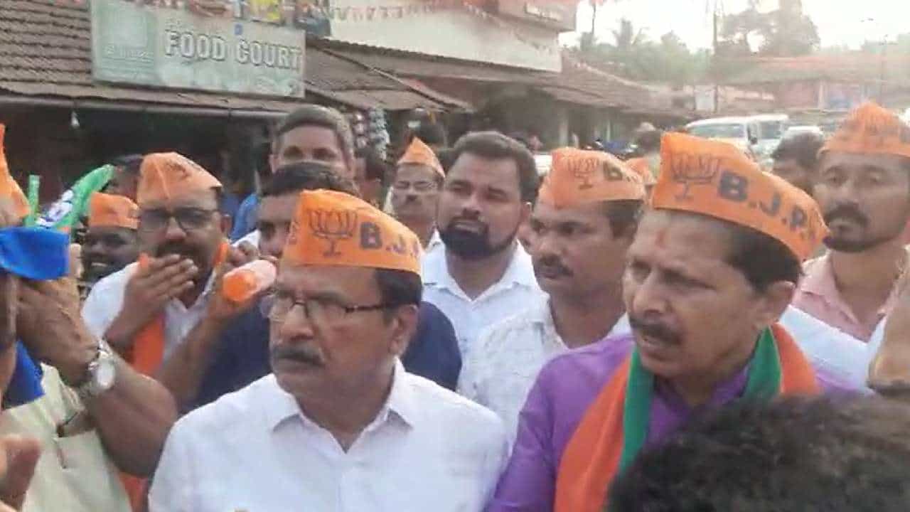 ಹಿಂದೂ ಕಾರ್ಯಕರ್ತರನ್ನ ಅಣಬೆಗೆ ಹೋಲಿಸಿದ ಪುತ್ತೂರು ಬಿಜೆಪಿ ಶಾಸಕರ ವಿರುದ್ಧ ಭುಗಿಲೆದ್ದ ಆಕ್ರೋಶ, ಮುತ್ತಿಗೆ ಹಿಂದೂ ಕಾರ್ಯಕರ್ತರನ್ನ ಅಣಬೆಗೆ ಹೋಲಿಸಿದ ಪುತ್ತೂರು ಬಿಜೆಪಿ ಶಾಸಕರ ವಿರುದ್ಧ ಭುಗಿಲೆದ್ದ ಆಕ್ರೋಶ, ಮುತ್ತಿಗೆ
