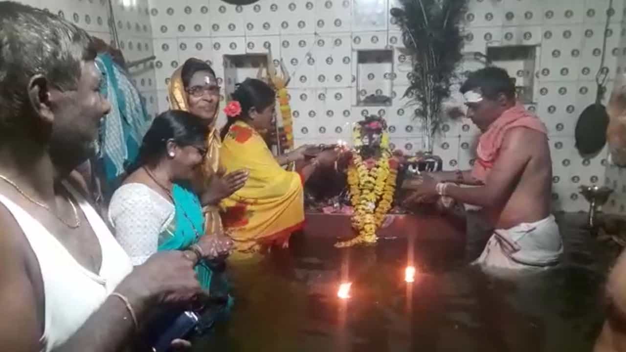 ವಿಜಯಪುರ: ಮೂರಡಿ ನೀರಿನಿಂದ ಜಲಾವೃತವಾದ ದೇವಸ್ಥಾನದಲ್ಲಿ ಶಿವರಾತ್ರಿಯ ಮಧ್ಯರಾತ್ರಿ ವಿಶೇಷ ಪೂಜೆ ವಿಜಯಪುರ: ಮೂರಡಿ ನೀರಿನಿಂದ ಜಲಾವೃತವಾದ ದೇವಸ್ಥಾನದಲ್ಲಿ ಶಿವರಾತ್ರಿಯ ಮಧ್ಯರಾತ್ರಿ ವಿಶೇಷ ಪೂಜೆ