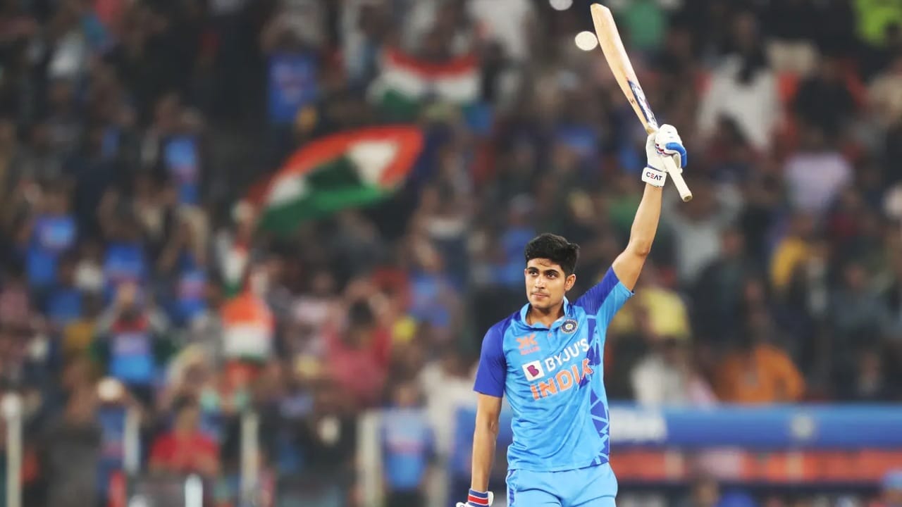 ಅಹಮದಾಬಾದ್ನಲ್ಲಿ ನಡೆದ ನ್ಯೂಜಿಲೆಂಡ್ ವಿರುದ್ಧದ ಅಂತಿಮ ಟಿ20 ಪಂದ್ಯದಲ್ಲಿ ಟೀಮ್ ಇಂಡಿಯಾ ಆರಂಭಿಕ ಆಟಗಾರ ಶುಭ್ಮನ್ ಭರ್ಜರಿ ಸೆಂಚುರಿ ಸಿಡಿಸಿ ಮಿಂಚಿದ್ದರು. ಬಿರುಸಿನ ಬ್ಯಾಟಿಂಗ್ ಪ್ರದರ್ಶಿಸಿದ್ದ ಗಿಲ್ ಕೇವಲ 54 ಎಸೆತಗಳಲ್ಲಿ ಶತಕ ಪೂರೈಸಿದ್ದರು.