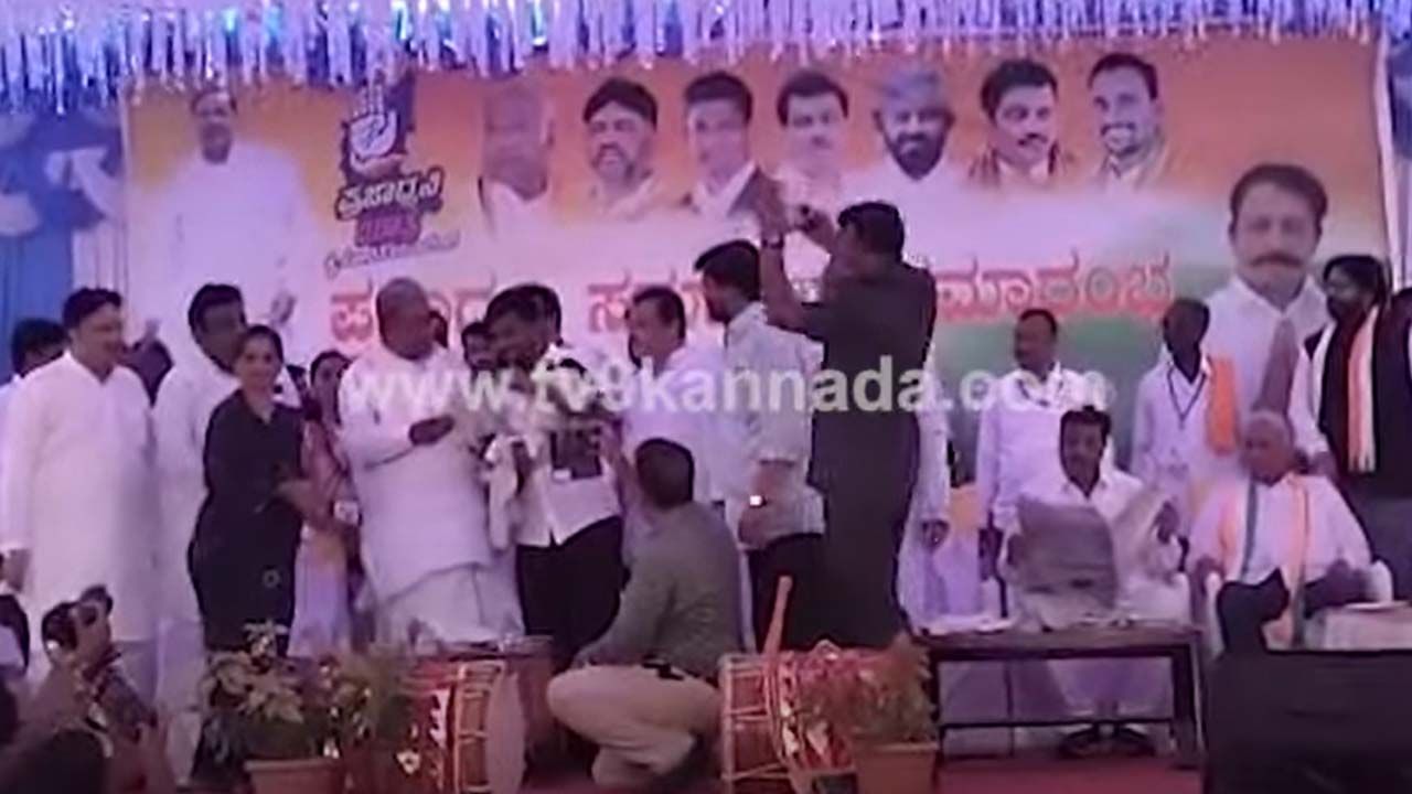 Prajadhvani Yatre: ವೇದಿಕೆಯ ಮೇಲಿದ್ದ ಸಿದ್ದರಾಮಯ್ಯನವರಲ್ಲಿಗೆ ತನ್ನ ಪುಟ್ಟ ಮಗುವನ್ನು ಒಯ್ದ ಅಭಿಮಾನಿಯೊಬ್ಬ ಮಗನಿಗೆ ಸಿದ್ದರಾಮಯ್ಯ ಹೆಸರಿಟ್ಟಿದ್ದೇನೆ ಅಂದ! Prajadhvani Yatre: ವೇದಿಕೆಯ ಮೇಲಿದ್ದ ಸಿದ್ದರಾಮಯ್ಯನವರಲ್ಲಿಗೆ ತನ್ನ ಪುಟ್ಟ ಮಗುವನ್ನು ಒಯ್ದ ಅಭಿಮಾನಿಯೊಬ್ಬ ಮಗನಿಗೆ ಸಿದ್ದರಾಮಯ್ಯ ಹೆಸರಿಟ್ಟಿದ್ದೇನೆ ಅಂದ!