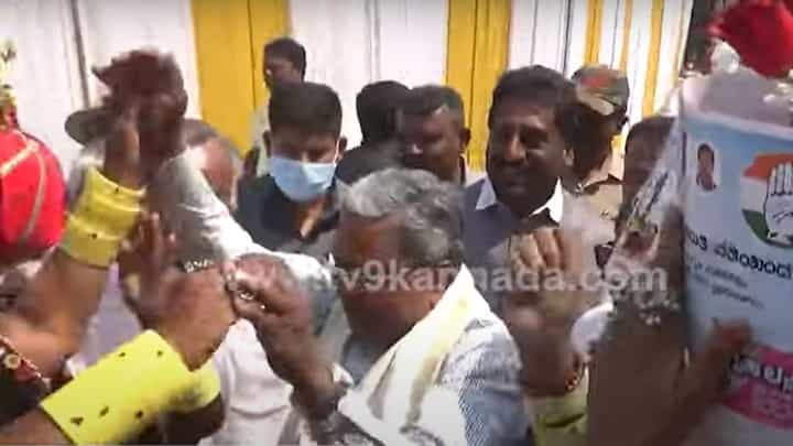 Assembly Polls: ಸಿದ್ದರಾಮಯ್ಯನವರಿಗೆ ಹಳೇ ಮೈಸೂರು ಭಾಗದ ನೃತ್ಯಗಳ ಜೊತೆಗೆ ಲಂಬಾಣಿ ಸಮುದಾಯದ ನೃತ್ಯವೂ ಗೊತ್ತು! Assembly Polls: ಸಿದ್ದರಾಮಯ್ಯನವರಿಗೆ ಹಳೇ ಮೈಸೂರು ಭಾಗದ ನೃತ್ಯಗಳ ಜೊತೆಗೆ ಲಂಬಾಣಿ ಸಮುದಾಯದ ನೃತ್ಯವೂ ಗೊತ್ತು!
