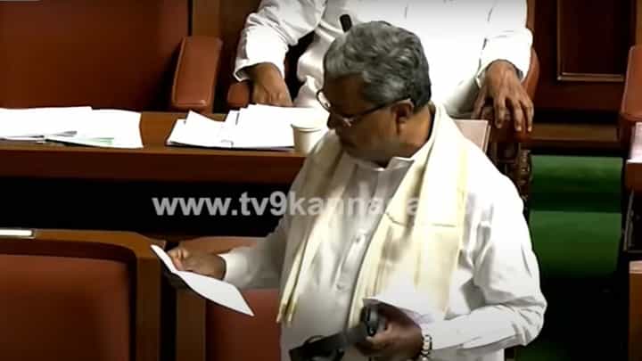 Karnataka budget session: ಗೋಹತ್ಯೆ ನಿಷೇಧ ಕಾಯ್ದೆ ಮೇಲೆ ಆವೇಶದಲ್ಲಿ ಮಾತಾಡುತ್ತಿದ್ದ ಸಿದ್ದರಾಮಯ್ಯನವರನ್ನು ಚೀಟಿಯಲ್ಲಿ ಬಂದ ಸಂದೇಶ ಬ್ರೇಕ್ ಹಾಕಿತು! Karnataka budget session: ಗೋಹತ್ಯೆ ನಿಷೇಧ ಕಾಯ್ದೆ ಮೇಲೆ ಆವೇಶದಲ್ಲಿ ಮಾತಾಡುತ್ತಿದ್ದ ಸಿದ್ದರಾಮಯ್ಯನವರನ್ನು ಚೀಟಿಯಲ್ಲಿ ಬಂದ ಸಂದೇಶ ಬ್ರೇಕ್ ಹಾಕಿತು!