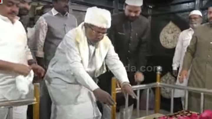 ಆಪ್ತ ಜಮೀರ್ ಅಹ್ಮದ್ ರೊಂದಿಗೆ ಕಲಬುರಗಿಯ ಶೇಖ್ ರೋಜಾದಲ್ಲಿರುವ ದರ್ಗಾಗೆ ಭೇಟಿ ನೀಡಿದ ಸಿದ್ದರಾಮಯ್ಯ! ಆಪ್ತ ಜಮೀರ್ ಅಹ್ಮದ್ ರೊಂದಿಗೆ ಕಲಬುರಗಿಯ ಶೇಖ್ ರೋಜಾದಲ್ಲಿರುವ ದರ್ಗಾಗೆ ಭೇಟಿ ನೀಡಿದ ಸಿದ್ದರಾಮಯ್ಯ!