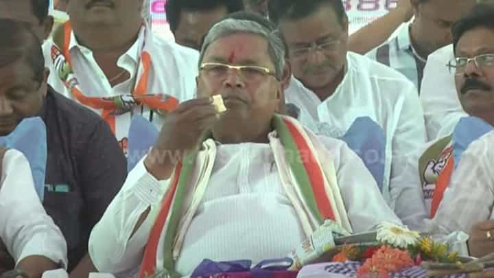 ವೇದಿಕೆಯ ಮೇಲೆ ಹತ್ತಾರು ಮುಖಂಡರಿದ್ದರೂ ಕೇವಲ ಸಿದ್ದರಾಮಯ್ಯ ಮತ್ತು ಜಮೀರ್ ಅಹ್ಮದ್ ಕೈಗಳಲ್ಲಿ ಮಾತ್ರ ಸೀಬೆಹಣ್ಣು! ವೇದಿಕೆಯ ಮೇಲೆ ಹತ್ತಾರು ಮುಖಂಡರಿದ್ದರೂ ಕೇವಲ ಸಿದ್ದರಾಮಯ್ಯ ಮತ್ತು ಜಮೀರ್ ಅಹ್ಮದ್ ಕೈಗಳಲ್ಲಿ ಮಾತ್ರ ಸೀಬೆಹಣ್ಣು!