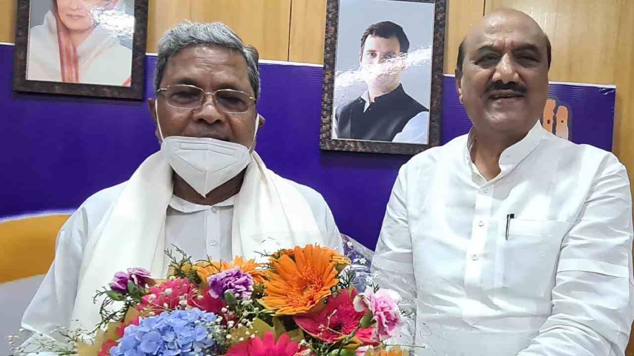 ಟಿಕೆಟ್ ಆಕಾಂಕ್ಷಿಗಳ ಸಂಧಾನ ಸಭೆ ಯಶಸ್ವಿ, ಆಪ್ತನಿಗೆ ಟಿಕೆಟ್ ಒಲಿಯುವಂತೆ ಮಾಡಿದ ಸಿದ್ದರಾಮಯ್ಯ ಟಿಕೆಟ್ ಆಕಾಂಕ್ಷಿಗಳ ಸಂಧಾನ ಸಭೆ ಯಶಸ್ವಿ, ಆಪ್ತನಿಗೆ ಟಿಕೆಟ್ ಒಲಿಯುವಂತೆ ಮಾಡಿದ ಸಿದ್ದರಾಮಯ್ಯ