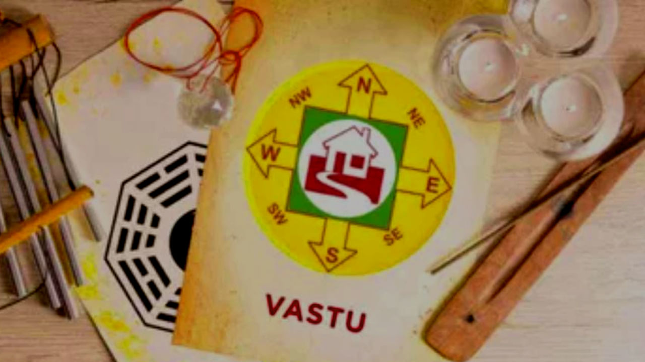 Vastu Tips: ಮಲಗುವ ಕೋಣೆಯಲ್ಲಿ, ಹಾಸಿಗೆ-ದಿಂಬು ಕೆಳಗೆ ಅಪ್ಪಿತಪ್ಪಿಯೂ ಈ ವಸ್ತುಗಳನ್ನು ಇಡಬೇಡಿ Vastu Tips: ಮಲಗುವ ಕೋಣೆಯಲ್ಲಿ, ಹಾಸಿಗೆ-ದಿಂಬು ಕೆಳಗೆ ಅಪ್ಪಿತಪ್ಪಿಯೂ ಈ ವಸ್ತುಗಳನ್ನು ಇಡಬೇಡಿ