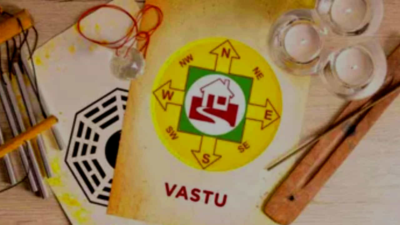 Vastu Tips: ಮಲಗುವ ಕೋಣೆಯಲ್ಲಿ, ಹಾಸಿಗೆ-ದಿಂಬು ಕೆಳಗೆ ಅಪ್ಪಿತಪ್ಪಿಯೂ ಈ ವಸ್ತುಗಳನ್ನು ಇಡಬೇಡಿ Vastu Tips: ಮಲಗುವ ಕೋಣೆಯಲ್ಲಿ, ಹಾಸಿಗೆ-ದಿಂಬು ಕೆಳಗೆ ಅಪ್ಪಿತಪ್ಪಿಯೂ ಈ ವಸ್ತುಗಳನ್ನು ಇಡಬೇಡಿ