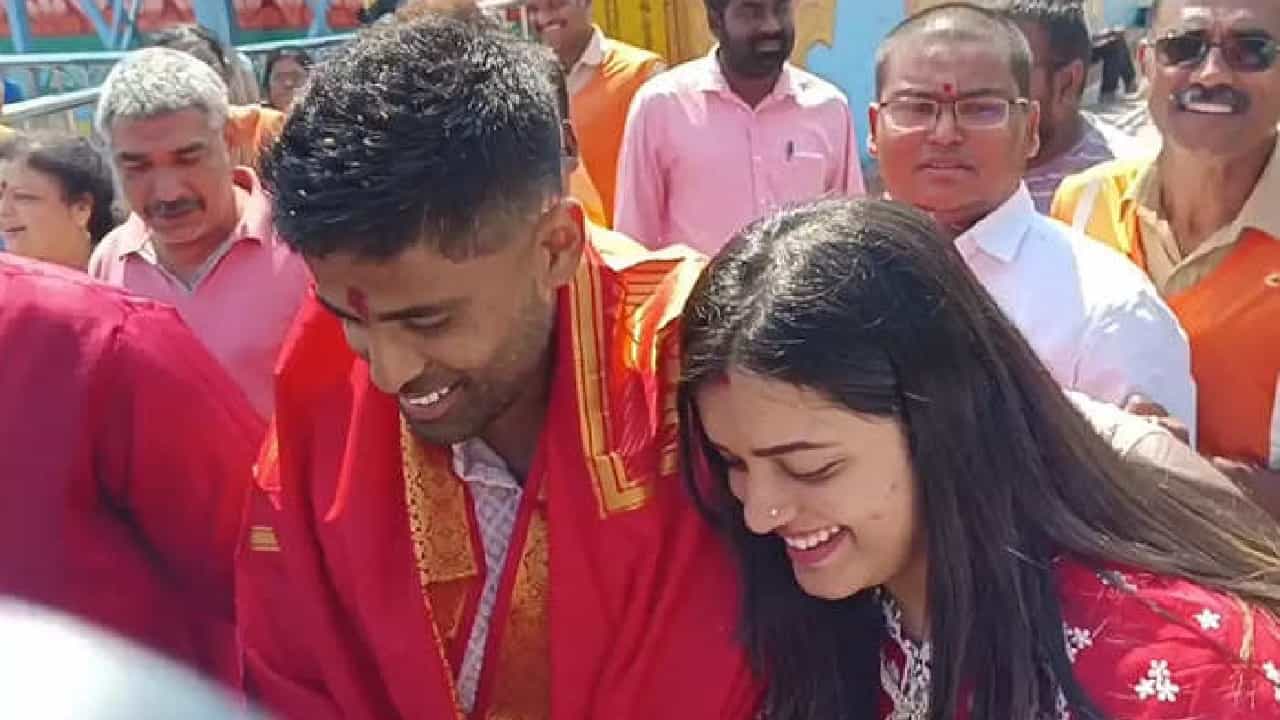 ಭಾರತ-ಆಸ್ಟ್ರೇಲಿಯಾ ನಡುವಣ 2ನೇ ಟೆಸ್ಟ್ ಪಂದ್ಯವು ಕೇವಲ ಮೂರನೇ ದಿನಕ್ಕೆ ಮುಕ್ತಾಯಗೊಂಡಿದೆ. ಮೂರನೇ ಟೆಸ್ಟ್ ಪಂದ್ಯವು ಶುರುವಾಗುವುದು ಮಾರ್ಚ್ 1 ರಿಂದ. ಇತ್ತ ಸಂಪೂರ್ಣ ಫ್ರೀಯಾಗಿರುವ ಟೀಮ್ ಇಂಡಿಯಾ ಆಟಗಾರರು ತಮ್ಮ ತಮ್ಮ ಮನೆಗಳಿಗೆ ತೆರಳಿದ್ದಾರೆ. ಇದೇ ಬಿಡುವಿನ ವೇಳೆ ಸೂರ್ಯಕುಮಾರ್ ಯಾದವ್ ಕುಟುಂಬ ಸಮೇತರಾಗಿ ತಿರುಪತಿಗೆ ಭೇಟಿ ನೀಡಿದ್ದಾರೆ.