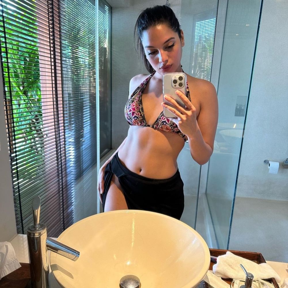 ನಟಿ ತಾನ್ಯಾ ಹೋಪ್ ಅವರು ಚಿತ್ರರಂಗದಲ್ಲಿ ಬ್ಯುಸಿ ಆಗಿದ್ದಾರೆ. ಅವರು ಹಂಚಿಕೊಂಡಿರುವ ಮಿರರ್ ಸೆಲ್ಫಿ ಫೋಟೋ ಸಖತ್ ವೈರಲ್ ಆಗಿದೆ. ಇದಕ್ಕೆ ಫ್ಯಾನ್ಸ್ ಬಗೆಬಗೆಯಲ್ಲಿ ಕಮೆಂಟ್ ಮಾಡುತ್ತಿದ್ದಾರೆ.