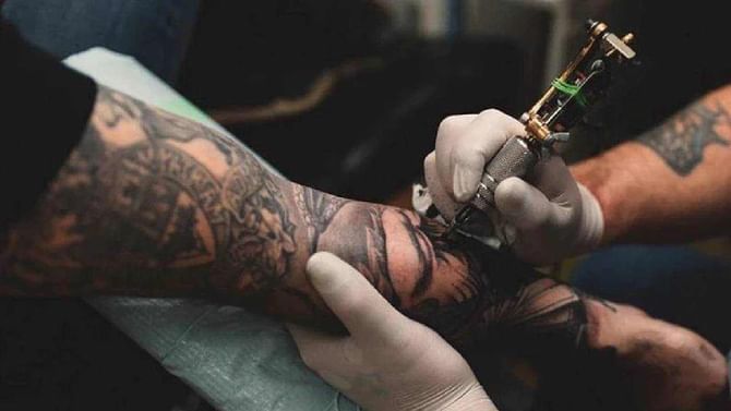 Tattoos: ತಪ್ಪಾಗಿಯೂ ದೇಹದ ಈ ಭಾಗಗಳಲ್ಲಿ ಹಚ್ಚೆ ಹಾಕಿಸಿಕೊಳ್ಳಬೇಡಿ, ನೀವು ಅಪಾಯಕಾರಿ ಪರಿಣಾಮಗಳನ್ನು ಎದುರಿಸಬೇಕಾಗುತ್ತೆ Tattoos: ತಪ್ಪಾಗಿಯೂ ದೇಹದ ಈ ಭಾಗಗಳಲ್ಲಿ ಹಚ್ಚೆ ಹಾಕಿಸಿಕೊಳ್ಳಬೇಡಿ, ನೀವು ಅಪಾಯಕಾರಿ ಪರಿಣಾಮಗಳನ್ನು ಎದುರಿಸಬೇಕಾಗುತ್ತೆ