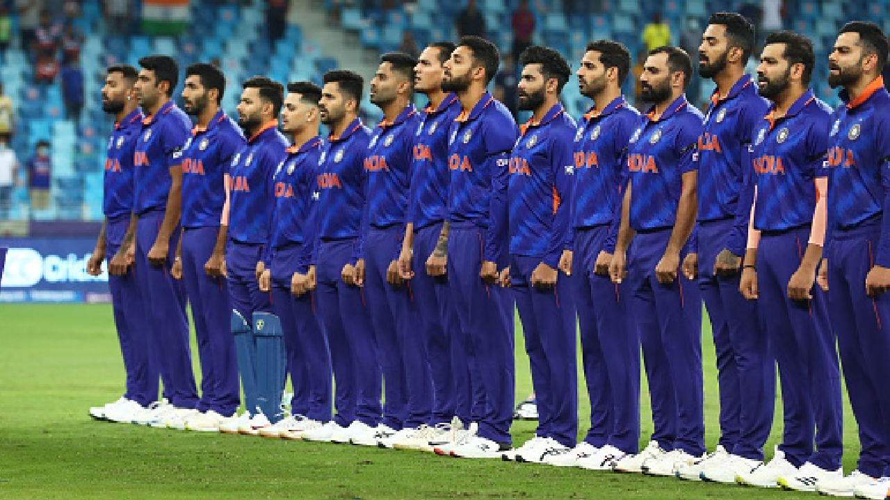 India vs Australia: ಭಾರತ-ಆಸ್ಟ್ರೇಲಿಯಾ ನಡುವಣ 3 ಪಂದ್ಯಗಳ ಏಕದಿನ ಸರಣಿಗಾಗಿ ಟೀಮ್ ಇಂಡಿಯಾವನ್ನು ಆಯ್ಕೆ ಮಾಡಲಾಗಿದೆ. 18 ಸದಸ್ಯರ ಈ ಬಳಗದಲ್ಲಿ 6 ಬ್ಯಾಟ್ಸ್​ಮನ್​ಗಳಿಗೆ ಸ್ಥಾನ ನೀಡಲಾಗಿದೆ. ಹಾಗೆಯೇ 6 ಬೌಲರ್​ಗಳು ಹಾಗೂ 5 ಆಲ್​ರೌಂಡರ್​​ಗಳು ಕೂಡ ಆಯ್ಕೆಯಾಗಿದ್ದಾರೆ. ಇದಾಗ್ಯೂ ವಿಕೆಟ್ ಕೀಪರ್ ಆಗಿ ಸ್ಥಾನ ಪಡೆದಿರುವುದು ಇಶಾನ್ ಕಿಶನ್ ಮಾತ್ರ.