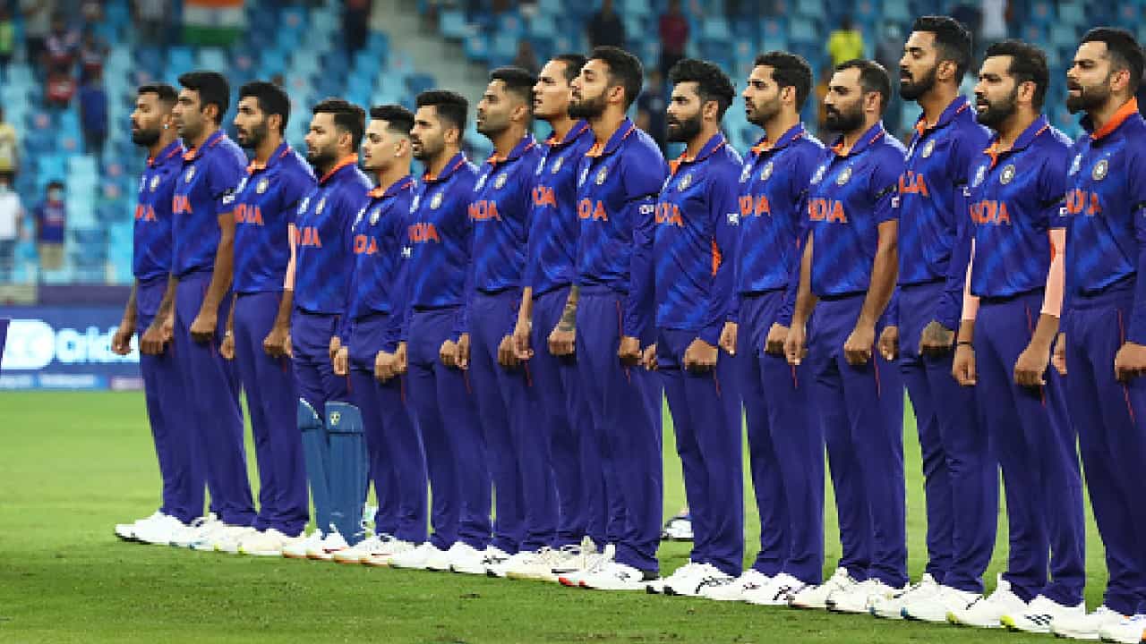 India vs Australia: ಭಾರತ-ಆಸ್ಟ್ರೇಲಿಯಾ ನಡುವಣ 3 ಪಂದ್ಯಗಳ ಏಕದಿನ ಸರಣಿಗಾಗಿ ಟೀಮ್ ಇಂಡಿಯಾವನ್ನು ಆಯ್ಕೆ ಮಾಡಲಾಗಿದೆ. 18 ಸದಸ್ಯರ ಈ ಬಳಗದಲ್ಲಿ 6 ಬ್ಯಾಟ್ಸ್ಮನ್ಗಳಿಗೆ ಸ್ಥಾನ ನೀಡಲಾಗಿದೆ. ಹಾಗೆಯೇ 6 ಬೌಲರ್ಗಳು ಹಾಗೂ 5 ಆಲ್ರೌಂಡರ್ಗಳು ಕೂಡ ಆಯ್ಕೆಯಾಗಿದ್ದಾರೆ. ಇದಾಗ್ಯೂ ವಿಕೆಟ್ ಕೀಪರ್ ಆಗಿ ಸ್ಥಾನ ಪಡೆದಿರುವುದು ಇಶಾನ್ ಕಿಶನ್ ಮಾತ್ರ.