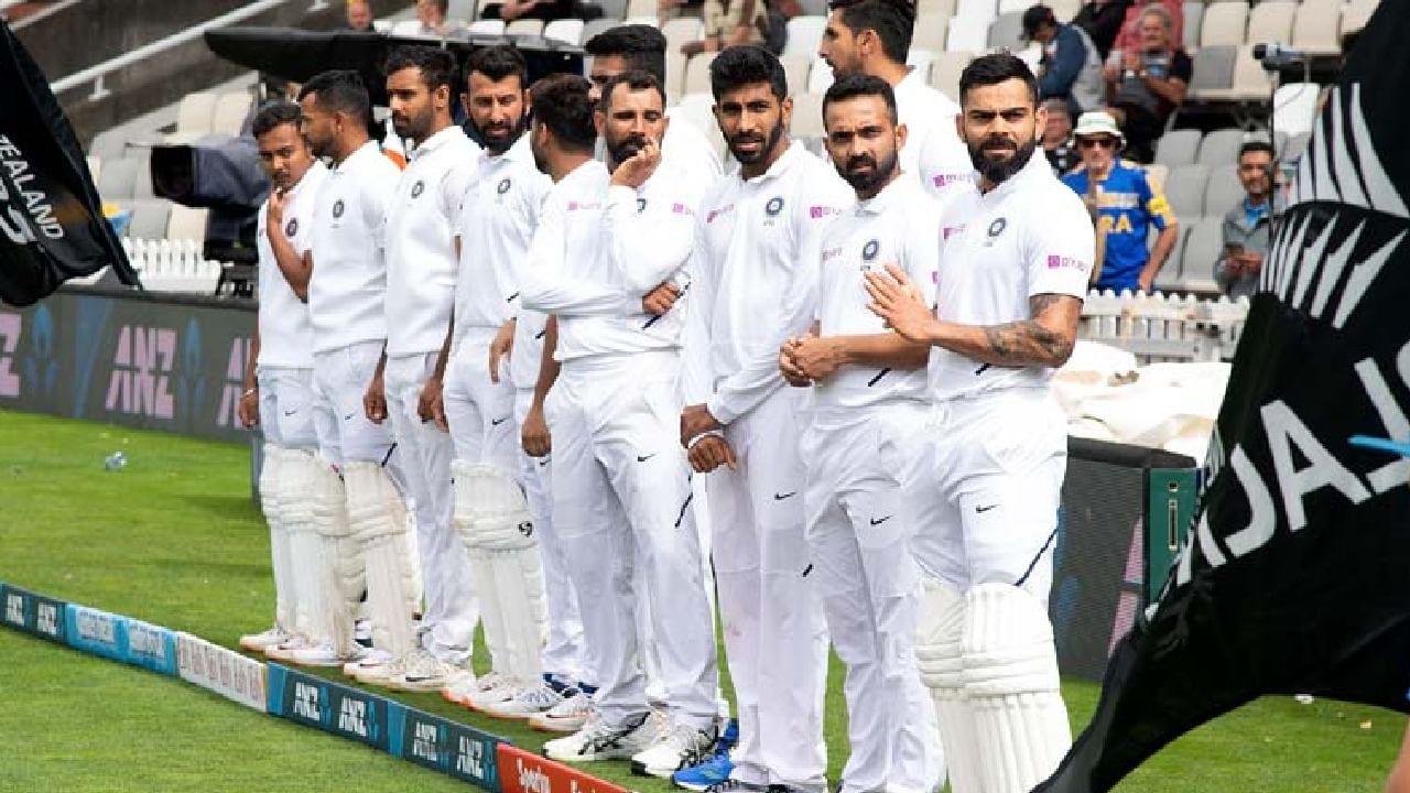 India vs Australia Test: ಭಾರತ-ಆಸ್ಟ್ರೇಲಿಯಾ ನಡುವಣ ಟೆಸ್ಟ್ ಸರಣಿಯು ಭರದಿಂದ ಸಾಗುತ್ತಿದೆ. ಮೊದಲೆರಡು ಟೆಸ್ಟ್ ಪಂದ್ಯಗಳಲ್ಲಿ ಗೆಲ್ಲುವ ಮೂಲಕ ಟೀಮ್ ಇಂಡಿಯಾ 2-0 ಅಂತರದಿಂದ ಮುನ್ನಡೆ ಕಾಯ್ದುಕೊಂಡಿದೆ. 4 ಪಂದ್ಯಗಳ ಸರಣಿಯ ಮೂರನೇ ಪಂದ್ಯವು ಮಾರ್ಚ್ 1 ರಿಂದ ಶುರುವಾಗಲಿದೆ. ವಿಶೇಷ ಎಂದರೆ ಈ ಸರಣಿಯ ಕೊನೆಯ ಎರಡು ಪಂದ್ಯಗಳ ಮೂಲಕ ಕೆಲ ಆಟಗಾರರ ಭವಿಷ್ಯ ಕೂಡ ನಿರ್ಧಾರವಾಗಲಿದೆ.